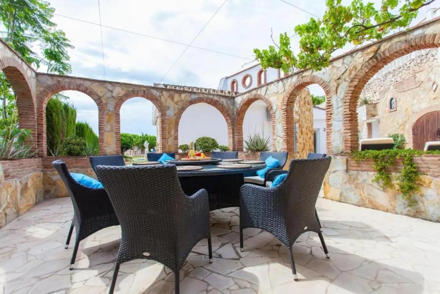 Summer Offers! Fabulous Luxury Villa Near The Beach Sleeps 8 贝纳尔马德纳 外观 照片