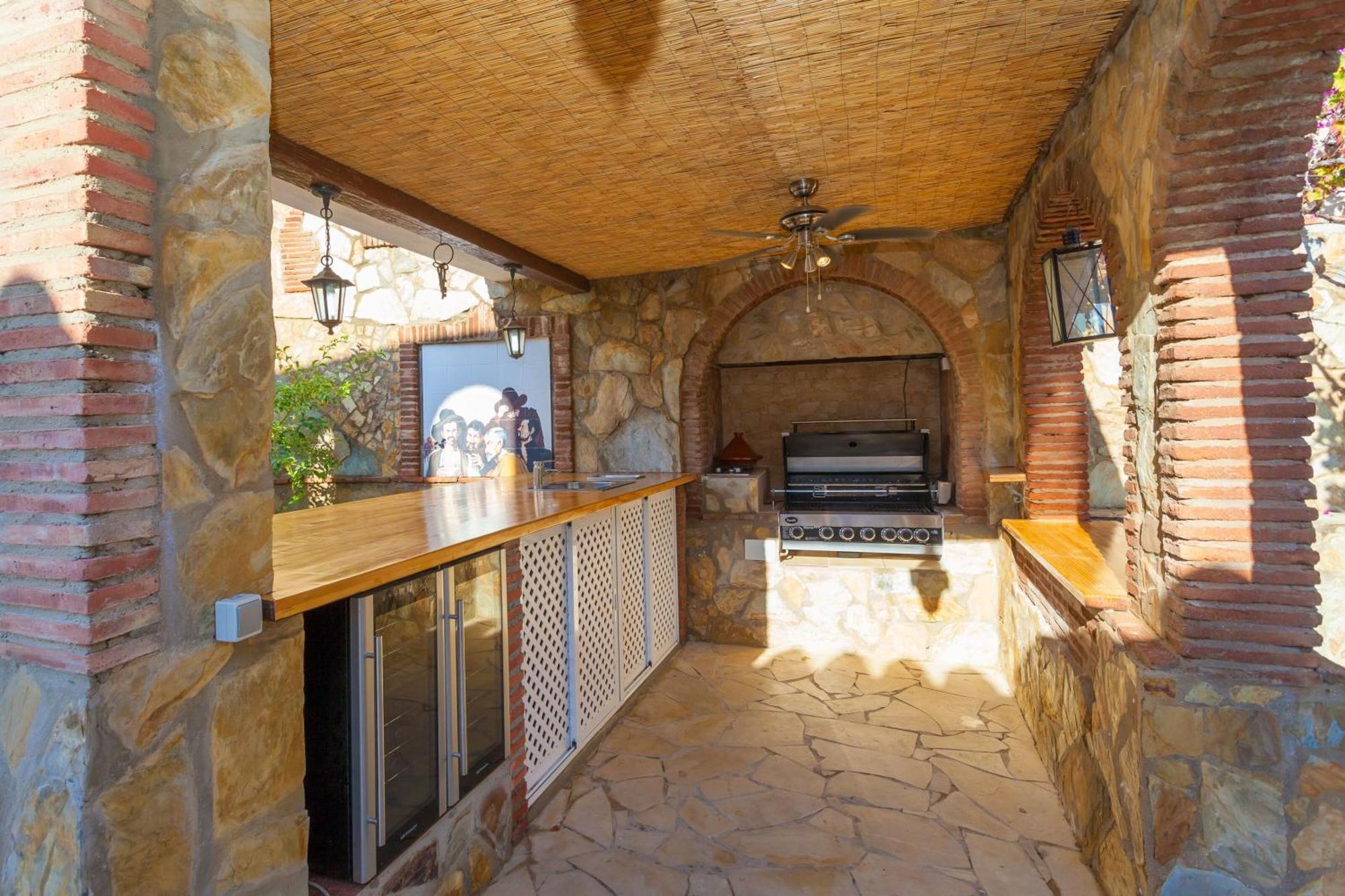 Summer Offers! Fabulous Luxury Villa Near The Beach Sleeps 8 贝纳尔马德纳 外观 照片