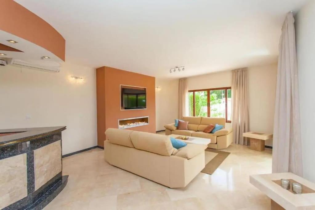 Summer Offers! Fabulous Luxury Villa Near The Beach Sleeps 8 贝纳尔马德纳 外观 照片