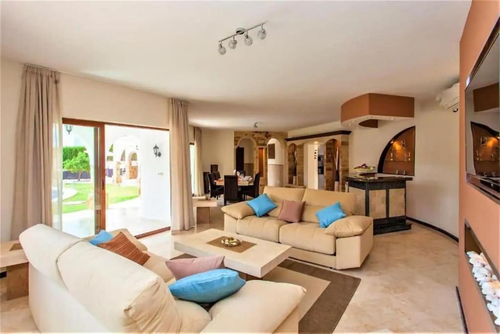 Summer Offers! Fabulous Luxury Villa Near The Beach Sleeps 8 贝纳尔马德纳 外观 照片