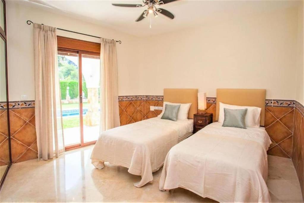 Summer Offers! Fabulous Luxury Villa Near The Beach Sleeps 8 贝纳尔马德纳 外观 照片