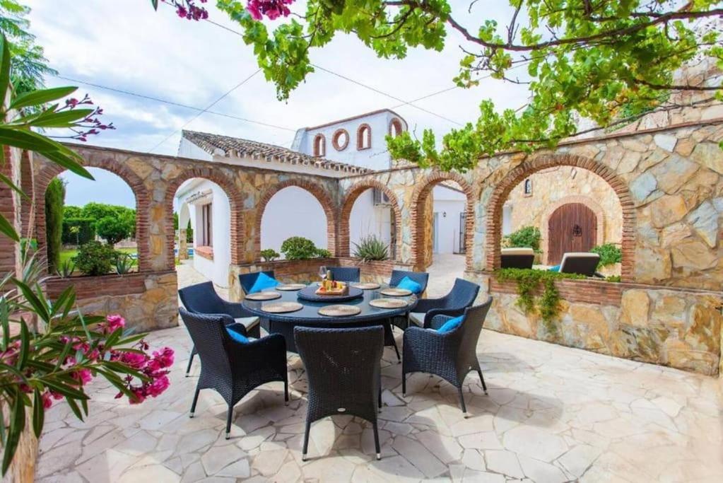 Summer Offers! Fabulous Luxury Villa Near The Beach Sleeps 8 贝纳尔马德纳 外观 照片
