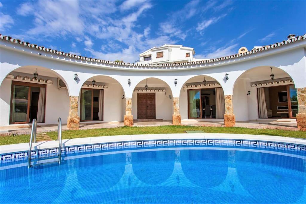 Summer Offers! Fabulous Luxury Villa Near The Beach Sleeps 8 贝纳尔马德纳 外观 照片