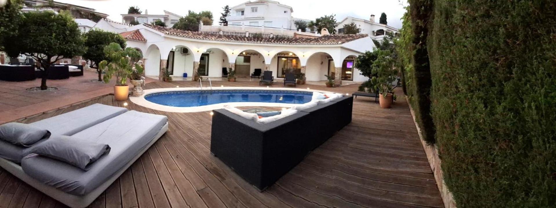 Summer Offers! Fabulous Luxury Villa Near The Beach Sleeps 8 贝纳尔马德纳 外观 照片