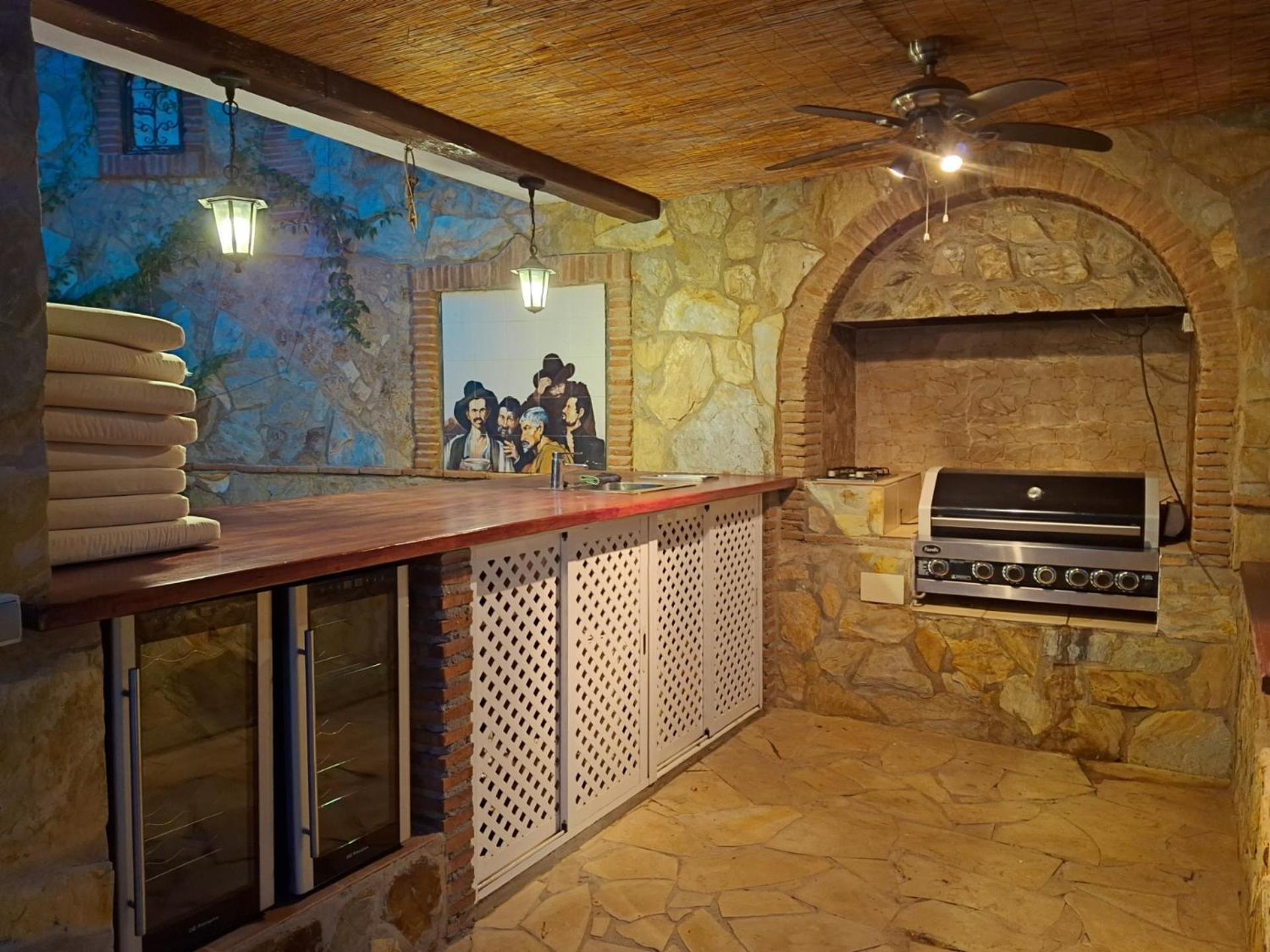 Summer Offers! Fabulous Luxury Villa Near The Beach Sleeps 8 贝纳尔马德纳 外观 照片